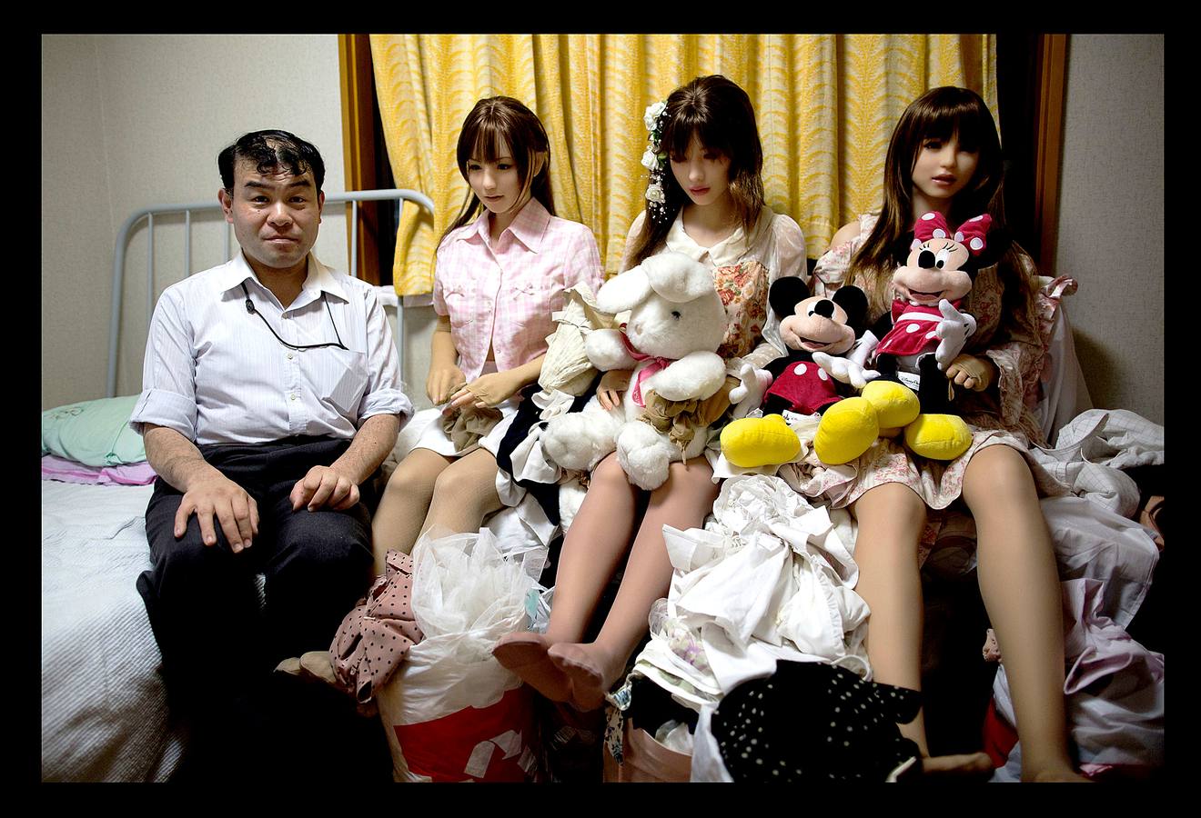 El fisioterapeuta Masayuki Ozaki vive con varias muñecas de silicona en su casa de Chiba, en la periferia este de Tokio. Cada año se venden en Japón cerca de 2.000 muñecas, que cuestan unos 6.000 dólares cada una y disponen de órganos intercambiables.
