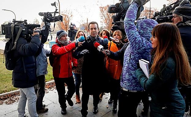 Jesús Pérez, uno de los abogados de la defensa, esta mañana a la entrada al Palacio de Justicia de Pamplona.