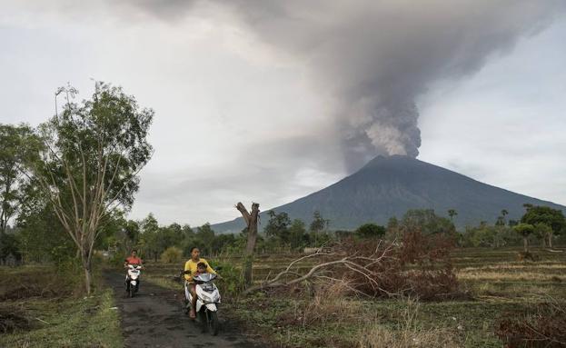 La amenaza del volcán Agung, en Bali (Indonesia), ha obligado a desalojar a la población que vive en un radio de diez kilómetros.