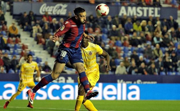 Michael Olanga, disputa un balón con Erick Cabaco.