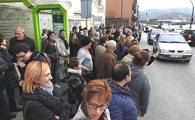 Usuarios del metro se agolpan en una parada de autobús tras el incidente de este lunes. 