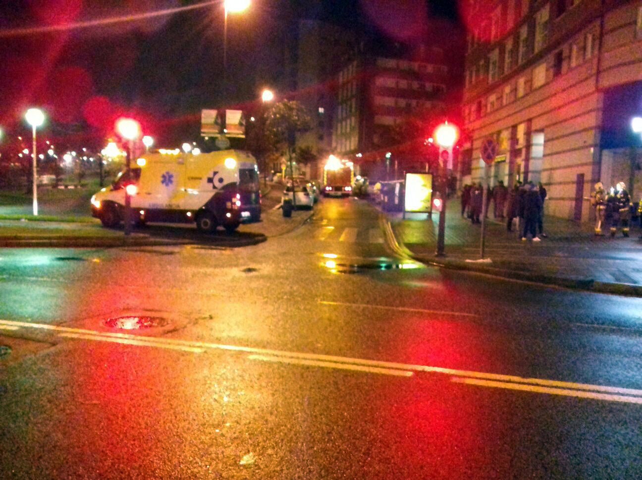 Los vecinos de los números 10 y 12 de la calle Askatasuna de Miribilla han pasado la noche en vela, a causa de  un incendio desatado a las dos de la madrugada  en un garaje situado entre los dos portales.