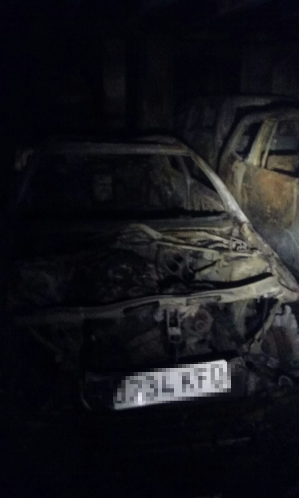 Los vecinos de los números 10 y 12 de la calle Askatasuna de Miribilla han pasado la noche en vela, a causa de  un incendio desatado a las dos de la madrugada  en un garaje situado entre los dos portales.