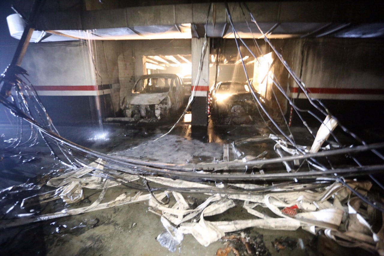 Los vecinos de los números 10 y 12 de la calle Askatasuna de Miribilla han pasado la noche en vela, a causa de  un incendio desatado a las dos de la madrugada  en un garaje situado entre los dos portales.