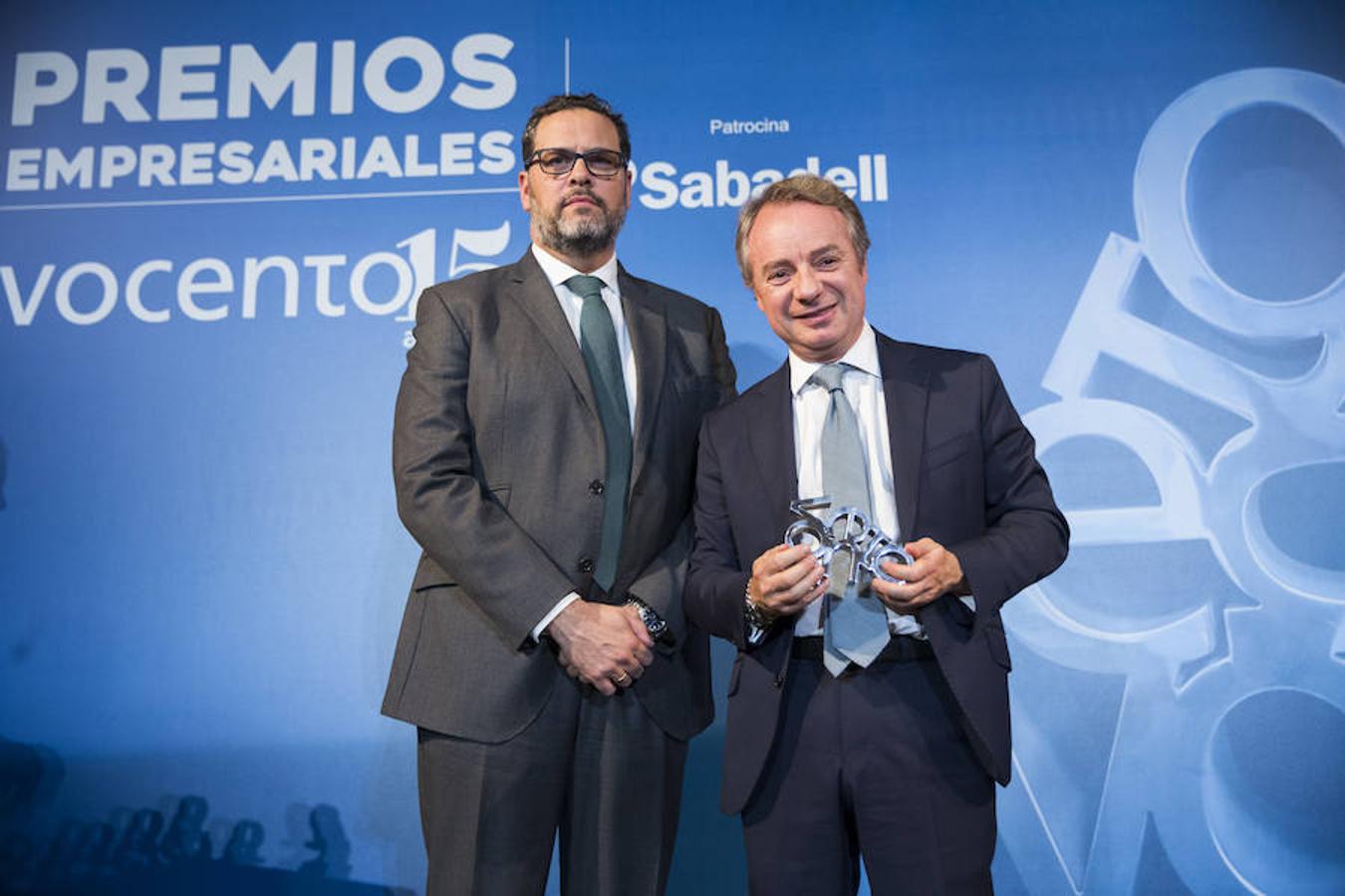 Lorenzo Cooklin (Mutua Madrileña) recibe el premio por la labor de patrocinio de distintos eventos deportivos.