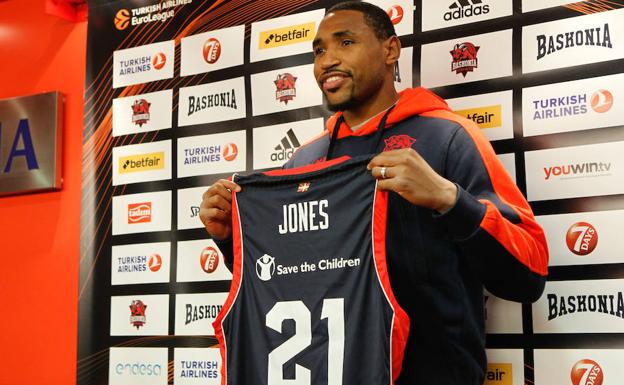 Jones, con la camiseta baskonista. 