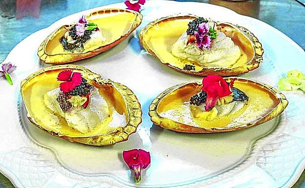 El plato de bacalao presentado sobre la concha de buey, con caviar ruso. 