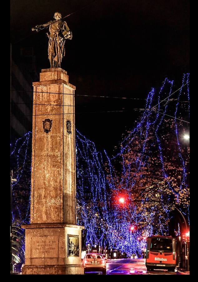 La villa se ilumina para dar la bienvenida a las fiestas, que celebrará con más de 400 actos por toda la ciudad