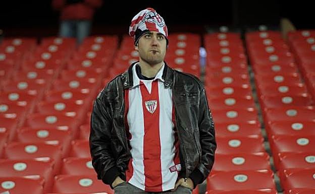 Un aficionado se lamenta al final del encuentro ante el Formentera.