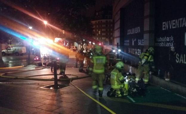 Bomberos de Bilbao preparan sus equipos autónomos para acceder al garaje donde se localiza el incendio.