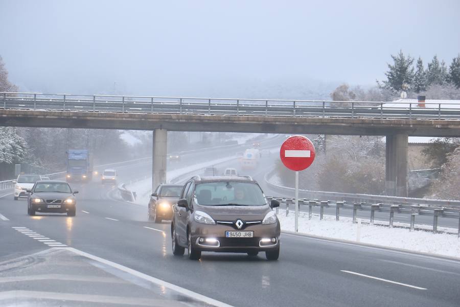 A un mes de la llegada oficial del invierno, el 21 de diciembre, los copos han tomado las carreteras hacia Bizkaia