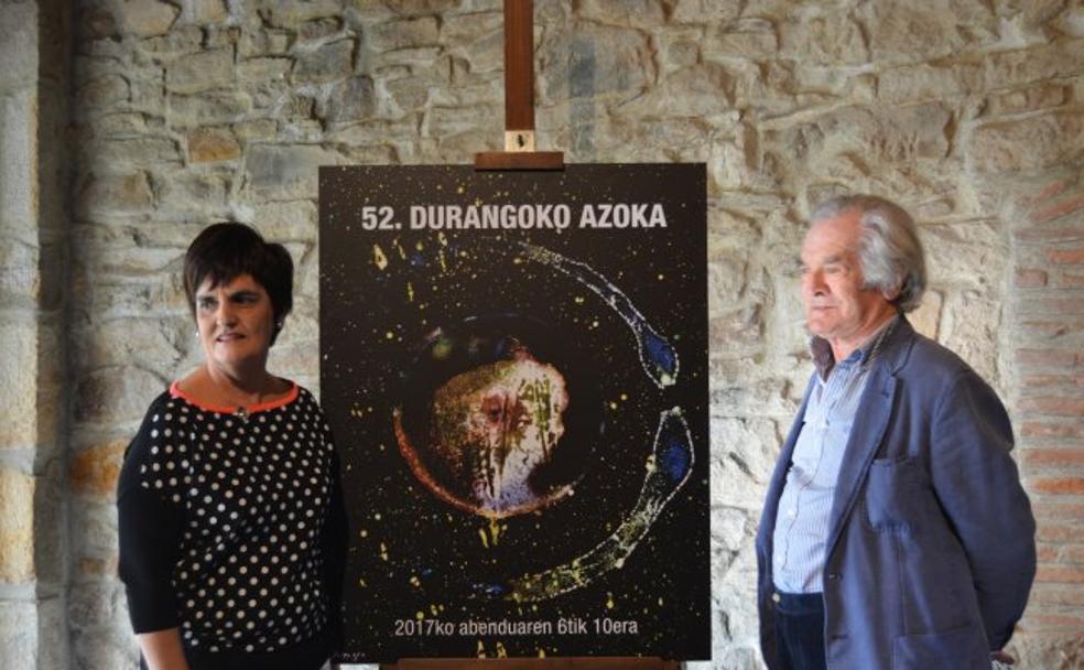 Nerea Mujika y José Antonio Sistiaga, con el cartel.