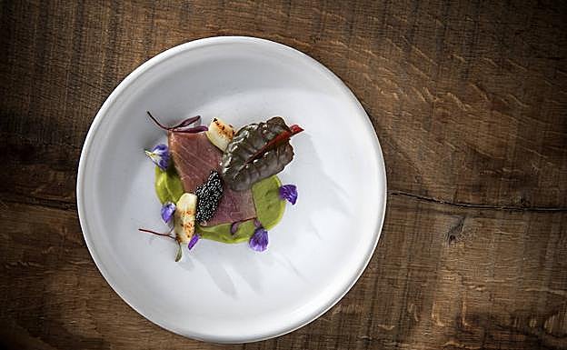 Pastrami de ventresca de atún rojo ahumado con curry.