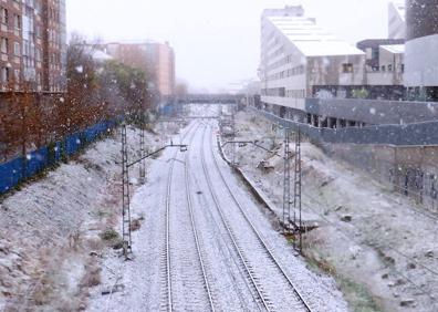 Imagen secundaria 1 - Vitoria resiste la primera nevada de un fin de semana gélido