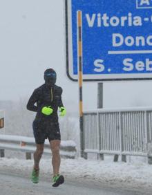 Imagen secundaria 2 - Vitoria resiste la primera nevada de un fin de semana gélido