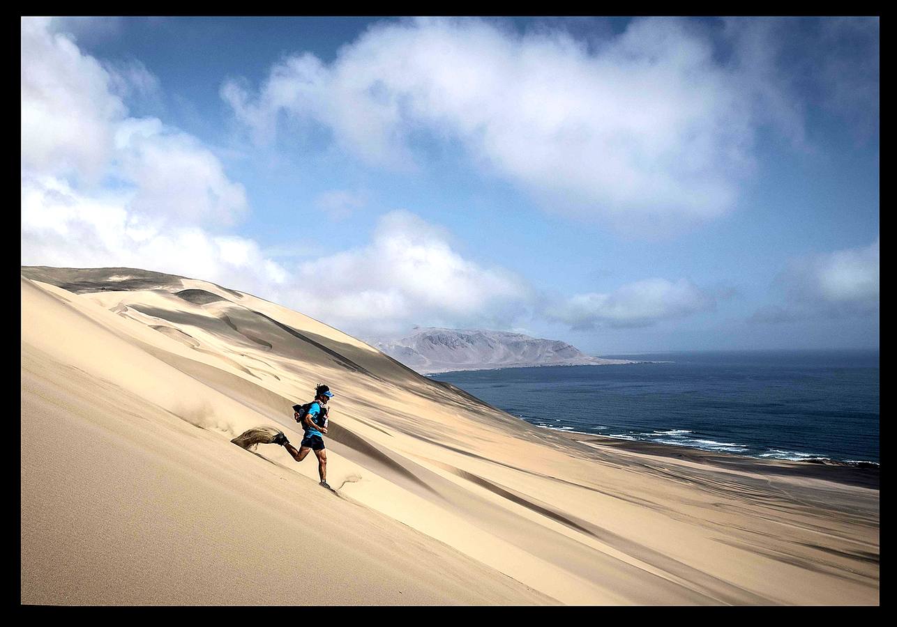 Los competidores del la carrera «más peligrosa del mundo» tienen que lidiar con el clima desértico, tormentas de arena y desniveles de hasta 300 metros. Los atletas recorren 250 km entre las dunas de Nazca y Paracas en seis etapas, del 28 de noviembre al 4 de diciembre.