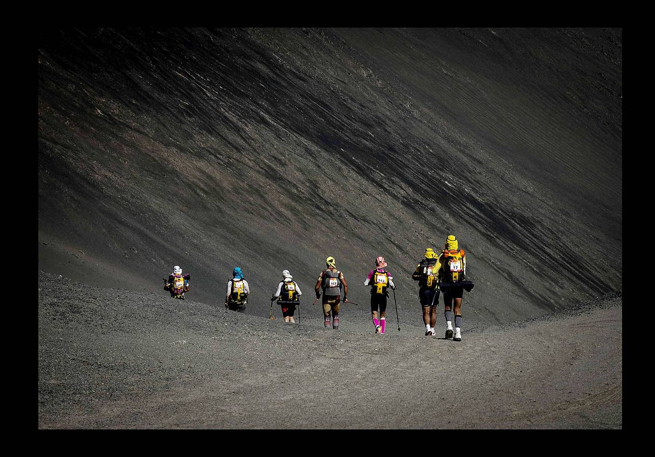 Los competidores del la carrera «más peligrosa del mundo» que se celebra en Perú tienen que lidiar con el clima desértico, tormentas de arena y desniveles de hasta 300 metros. Los atletas recorren 250 km entre las dunas de Nazca y Paracas en seis etapas, del 28 de noviembre al 4 de diciembre.