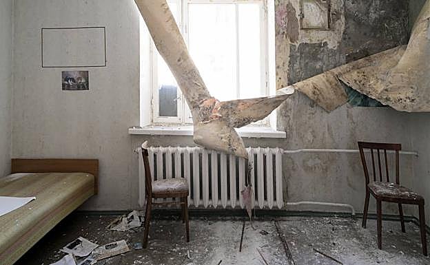 Imagen principal - La muestra dedica la planta alta a escenas privadas y domésticas mientras que las obras de la planta baja remiten a la fotografía industrial.