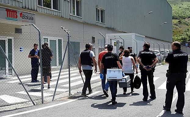Ertzainas se dirigen al interior de la planta donde fue hallado el feto.