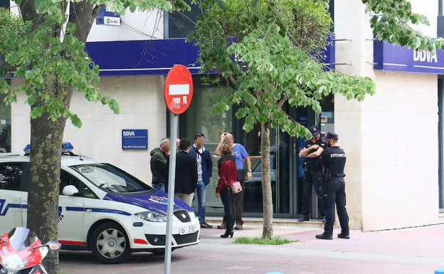 Ertzainas y empleados de la sucursal el día del robo. 