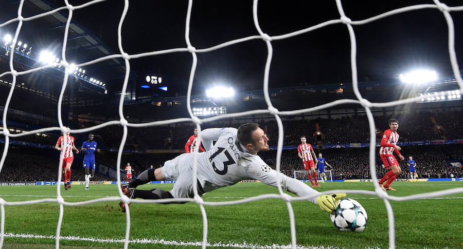 El Atlético empató en Stamford Bridge ante el Chelsea y dijo adiós a la Champions League. La Roma venció al Qarabag y los rojiblancos no ganaron, por lo que los de Simeone disputarán la Liga Europa.