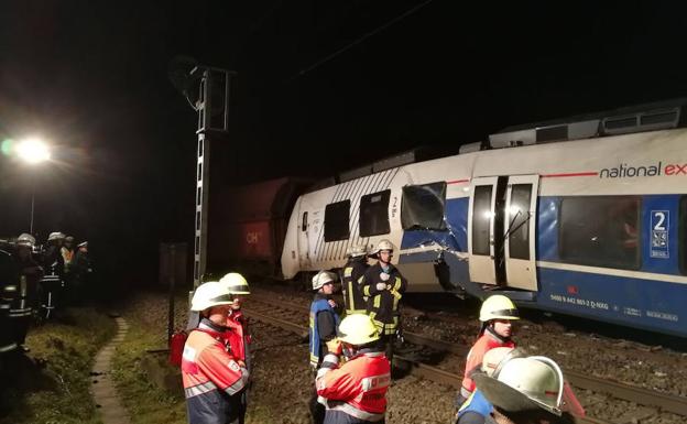 Varios bomberos, en el lugar del accidente. 