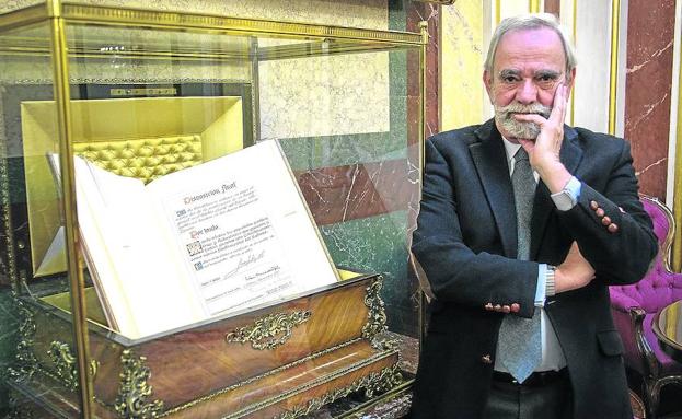 Nicolás Pérez-Serrano, letrado del Congreso, posa junto a una edición facsímil de la Constitución escrita a mano.