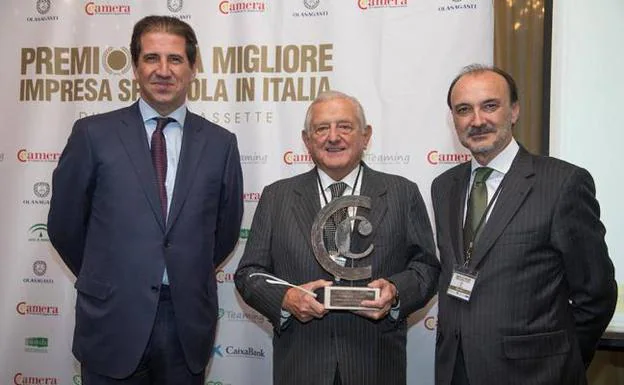 Ignacio Orlando, presidente de conservas Olasagasti, en el centro, recibe el premio en Milán. 