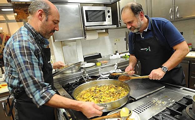 Lucio Hoz y Fernando Gonzalo-Bilbao se afanan en la cocina; abajo, el geométrico plato de rabo.