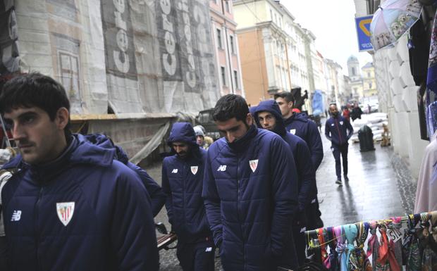 La plantilla del Athletic pasea por las calles de Lviv. 