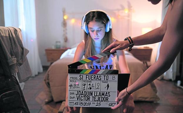 María Pedraza se dispone a rodar una escena de la serie, dirigida a un público juvenil acostumbrado a consumir televisión a través de internet.