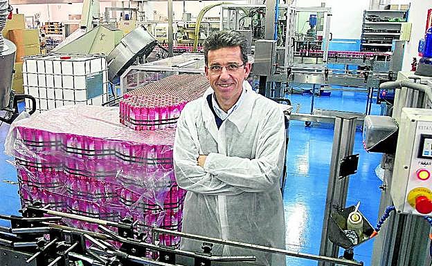 Mauro Tenés, en la planta de Usurbil donde se rellenan los envases de las principales marcas.