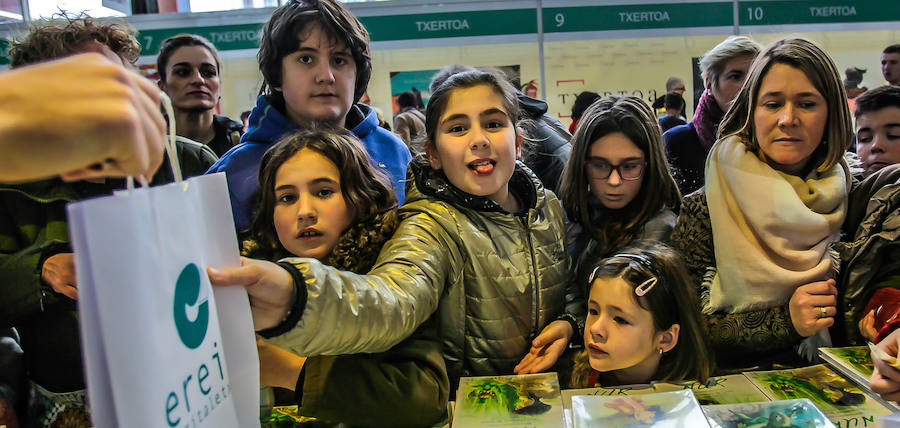 La literatura infantil y juvenil reina en la Azoka y mima la ilustración como forma de narrar 