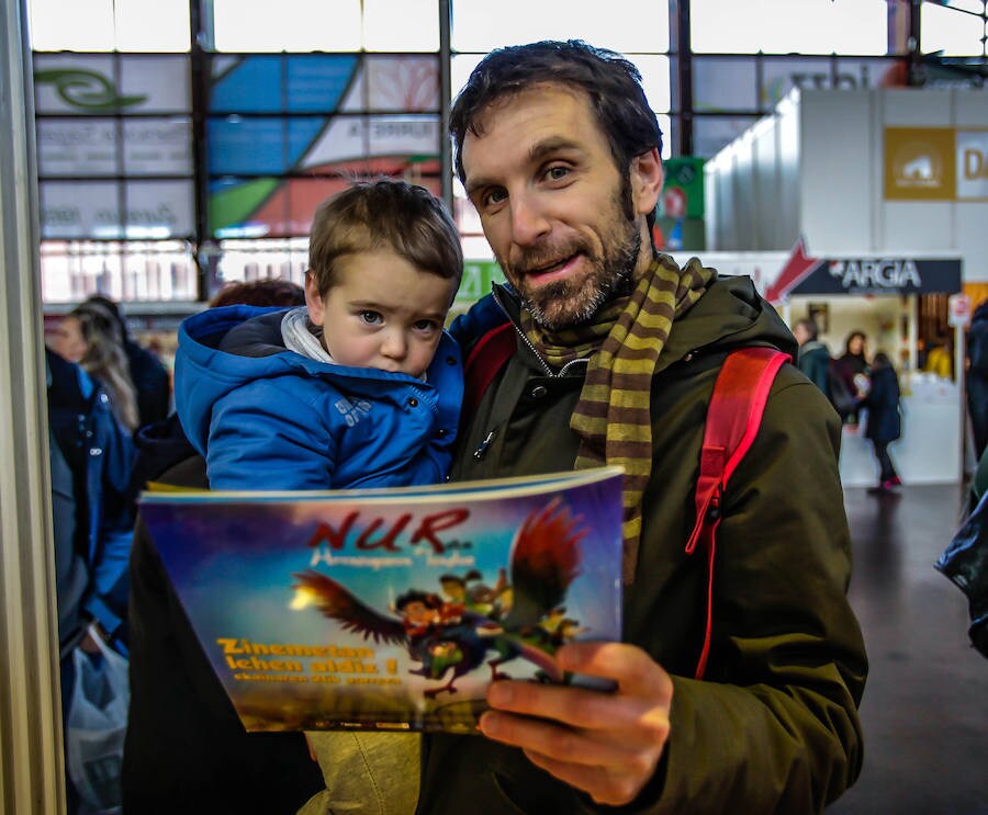 La literatura infantil y juvenil reina en la Azoka y mima la ilustración como forma de narrar 