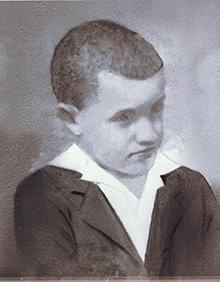 Imagen secundaria 2 - De arriba a abajo y de izquierda a derecha. Los sobrinos de Domingo e hijos de Consuelo: Blanca, Txomin e Ismael Blanco. La casa familiar de Santa Cruz de Mena. Domingo murió en una campa cercana al pueblo, a las faldas de la peña del Diente del Ahorcado.