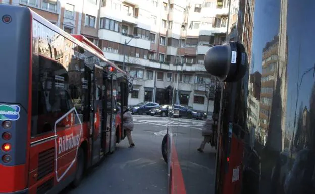 Los sensores, colocados en los laterales del autobús, se están examinando en una unidad del Bilbobus que cubre la línea 56 entre el Sagrado Corazón y el barrio de La Peña.