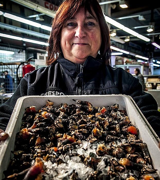 Alma Crespo muestra percebes a 64 euros el kilo, un bocado da Morte.