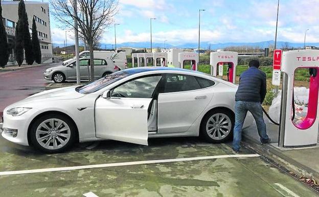 Momento en el que el Model S de Tesla realiza la recarga en uno de los ocho surtidores del polígono alavés de Arasur.