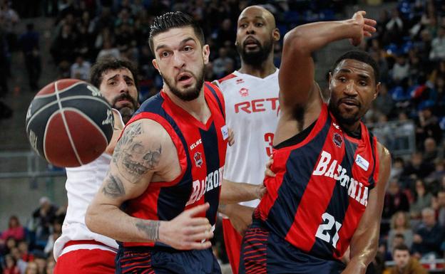 Poirier y Jones siguen la trayectoria del balón durante el duelo entre Baskonia y Bilbao Basket.