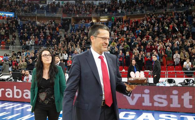 Pedro Martínez ha recibido al final del partido una tarta para celebrar su partido 800 en Liga ACB.