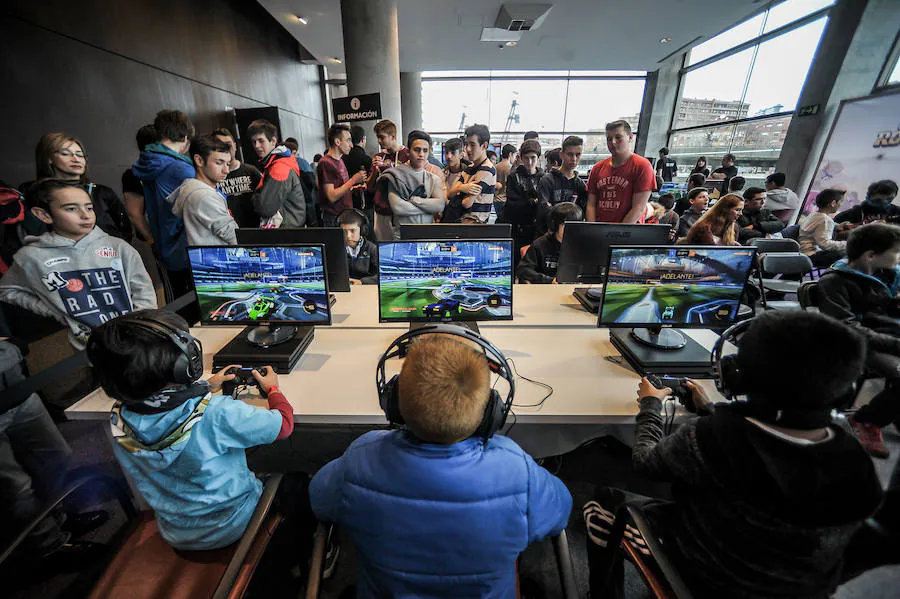 En la segunda jornada del festival de videojuegos que se celebra en el Palacio Euskalduna de Bilbao se han dado cita aficionados y expertos, todos ellos unidos por un entusiasmo contagioso