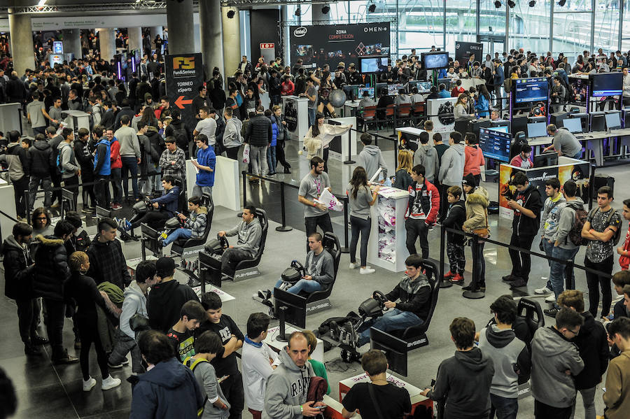 En la segunda jornada del festival de videojuegos que se celebra en el Palacio Euskalduna de Bilbao se han dado cita aficionados y expertos, todos ellos unidos por un entusiasmo contagioso