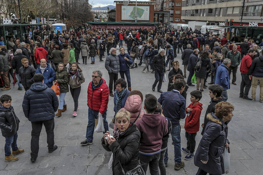 Una ternera de Laukiz de más de 800 kilos se alzó con el singular premio de la feria, que atrajo a miles de visitantes