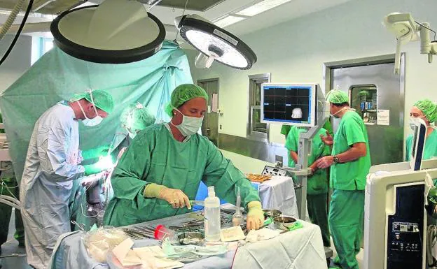 El equipo multidisciplinar del HUA durante una operación de cerebro con paciente despierto.