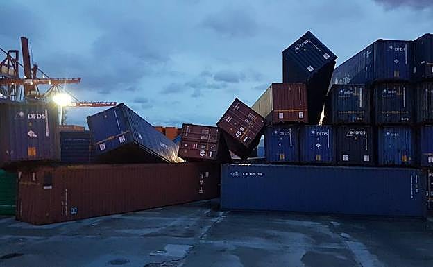 El fuerte viento también ha desplazado los contenedores en el puerto de Bilbao.