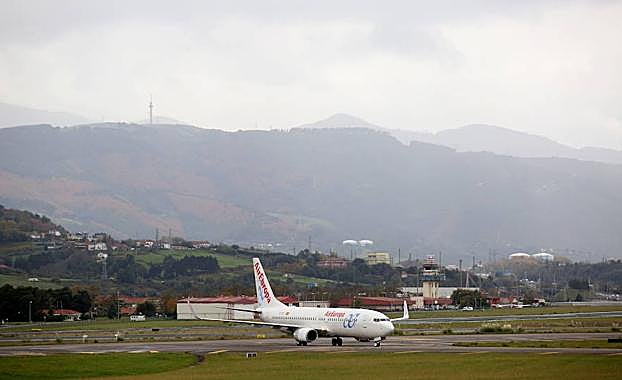 Un avión aterriza en Loiu.