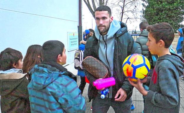 Un grupo de niños se acerca a Pedraza para pedirle un autógrafo al término del entrenamiento. 