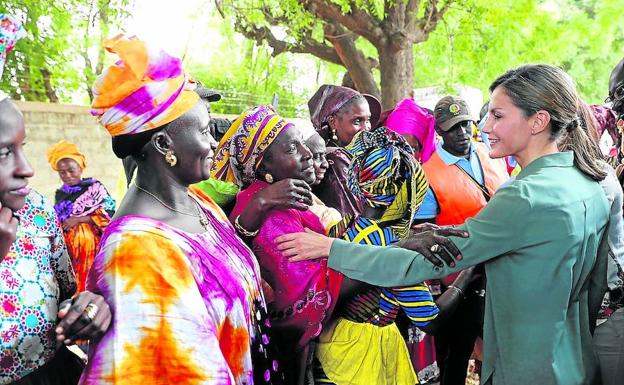 La reina Letizia visita proyectos de cooperación en Senegal