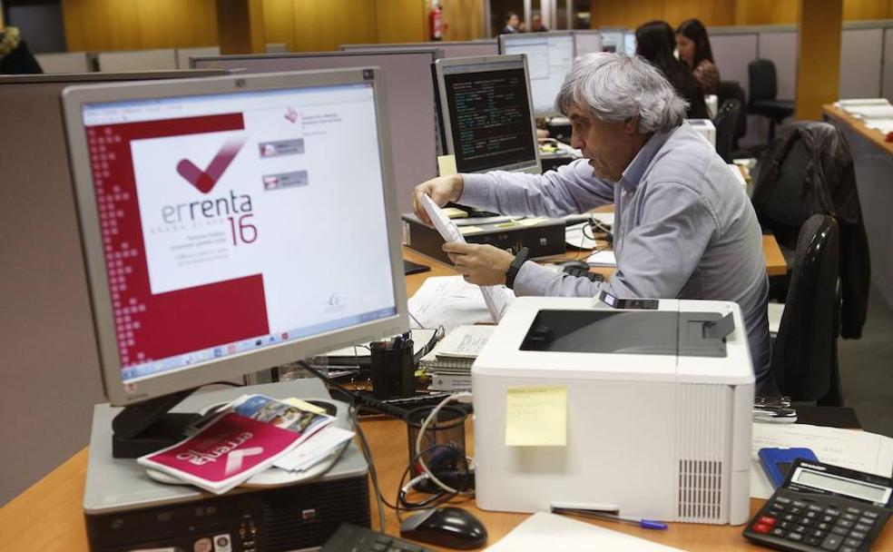 Trabajador de la Hacienda Foral de Álava en plena campaña de la renta.