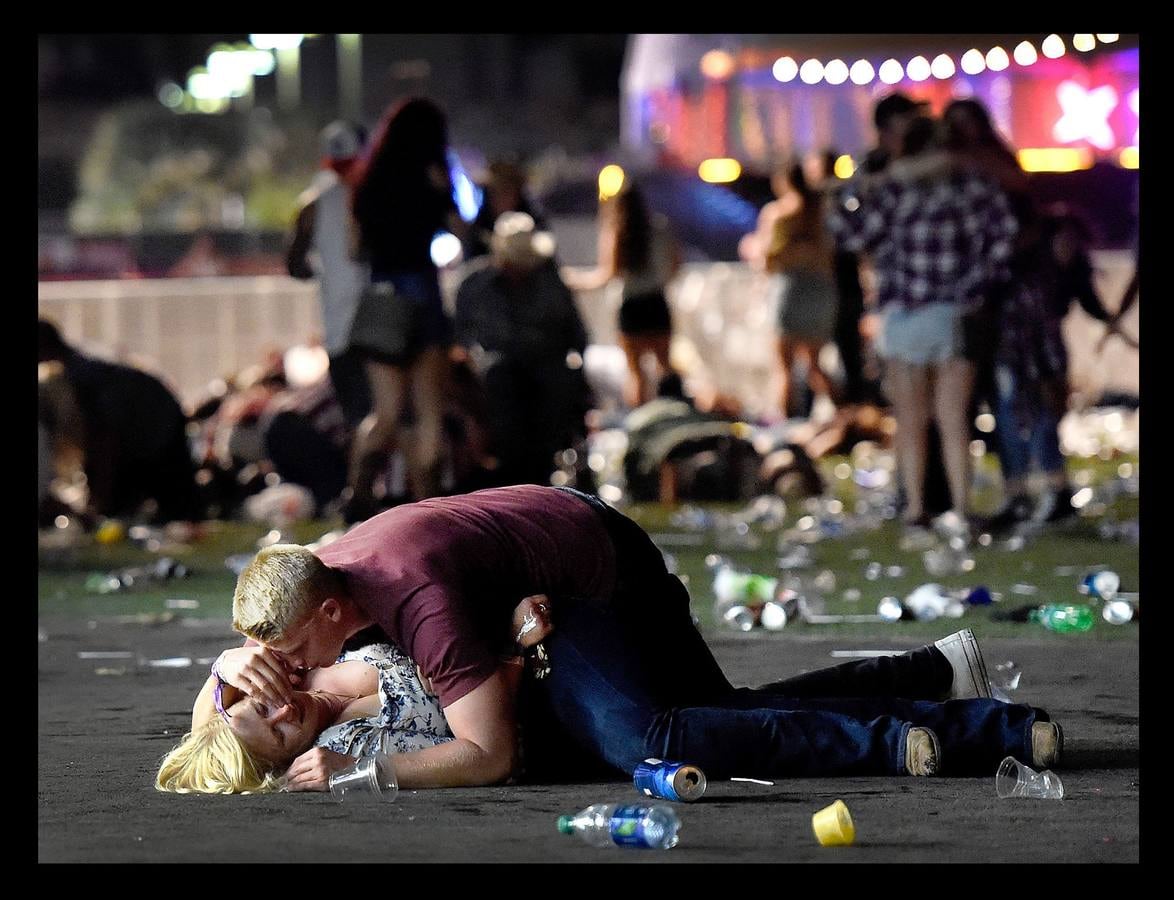 Octubre 2017. Un hombre atiende a una mujer tras el tiroteo registrado en un concierto de Las Vegas.